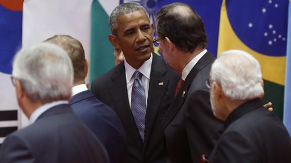 Obama y Rajoy conversan al inicio de la cumbre del G20 en China.