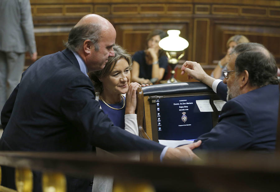 El ministro de Economía en funciones, Luis de Guindos, y Mariano Rajoy en la segunda sesión de la investidura.
