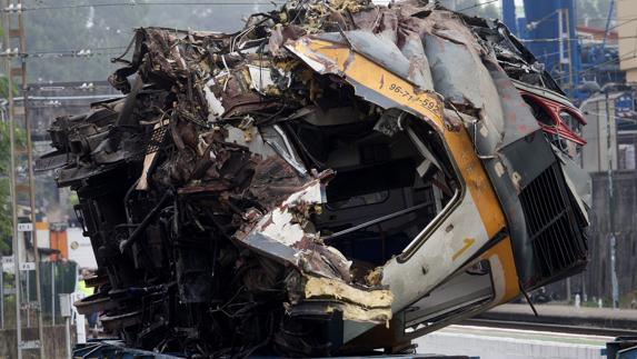 Retirada de la locomotora del tren que descarriló en O Porriño. 