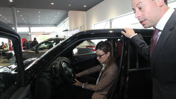 Una mujer prueba un coche en un concesionario.