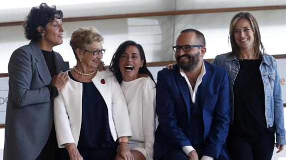 El director Fernando González (2d), las actrices Marta Etura (d), Elvira Mínguez (i), Patricia López (c) e Itziar Aizpuru, durante la presentación hoy de su película "El guardián invisible".