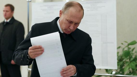 Vladimir Putin votando en Moscú. 