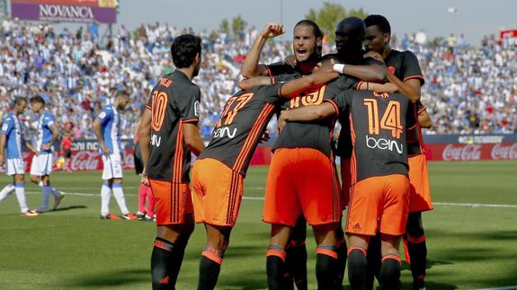 Algunos jugadores del Valencia celebran un gol durante un partido. 