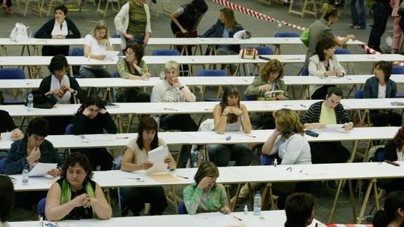 Docentes haciendo un examen para acceder a una plaza de maestro.