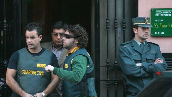 Walter Viru junto a la Guardia Civil. 