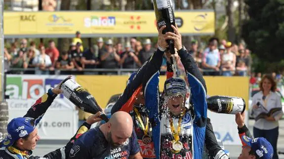 El francés Sebastien Ogier celebra su título mundial en Salou. 