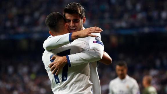 Morata y Lucas Vázquez se abrazan tras un gol. 