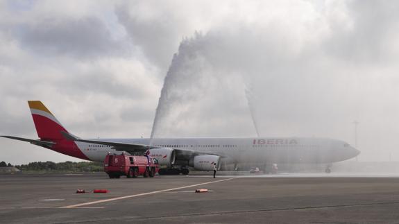 Avión A330-200 de Iberia durante un bautizo de agua en Tokio. 