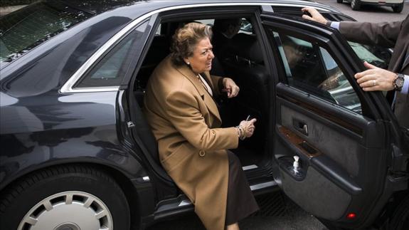 Rita Barberá sale de uno de sus coches oficiales.