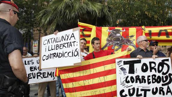Manifestación pro taurina en Barcelona un dia después de que el Parlamento catalán aprobara la prohibición de las corridas de toros.