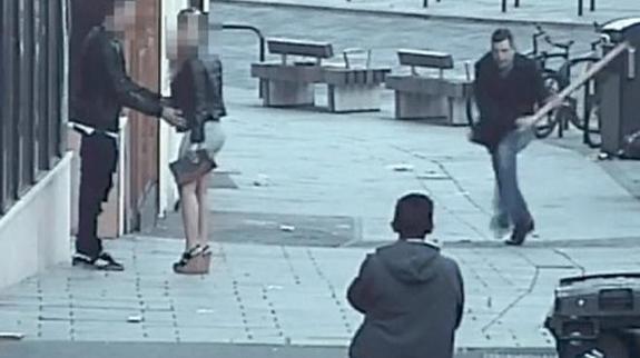 Imagen sacada del vídeo de la agresión facilitada por la Policía de Dorset.