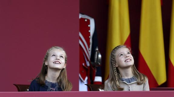 Leonor y Sofía durante la Fiesta Nacional Efe