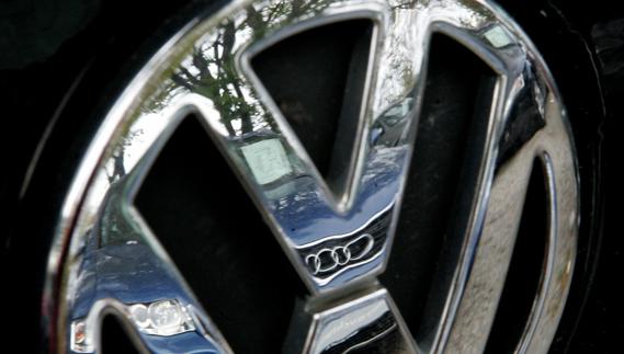 El símbolo de un Audi se refleja en el logotipo de un automóvil de Volkswagen. 