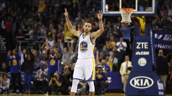 Stephen Curry celebra uno de los triples. 