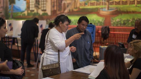 Hispanos votando en un restaurante.