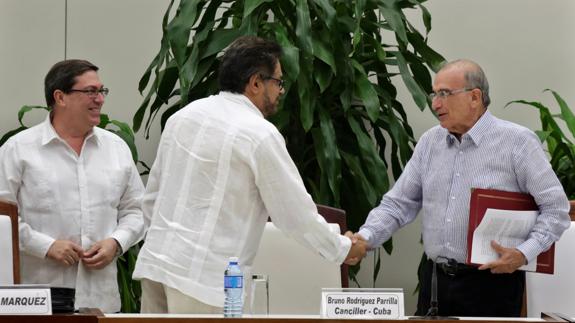 Firma del acuerdo entre el Gobierno colombiano y las FARC.