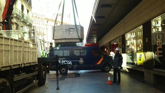 Operarios colocan un macetero junto a la Fnac de Callao.