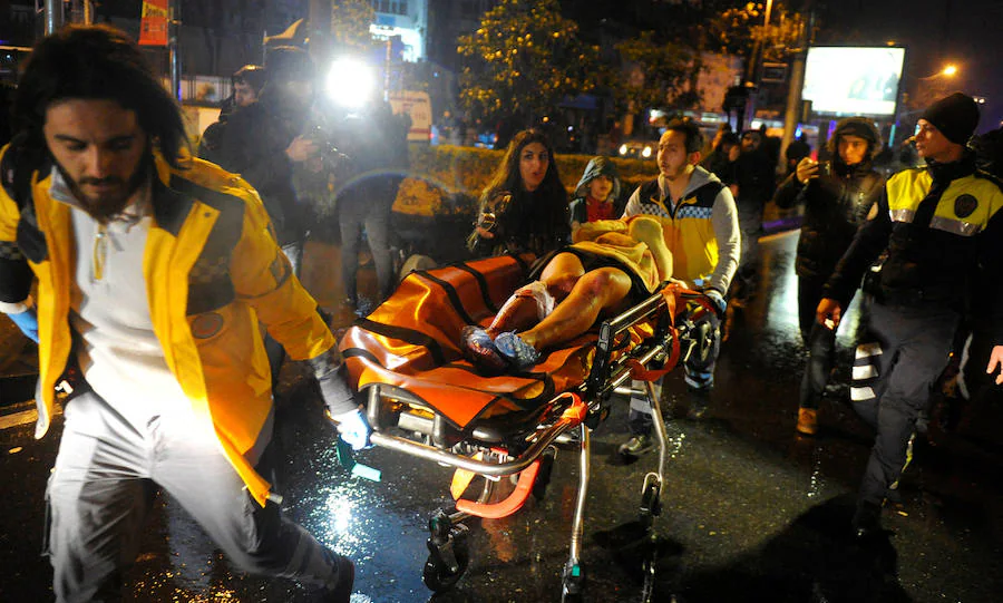 Al menos 39 muertos y decenas de heridos en un atentado en una discoteca de Estambul