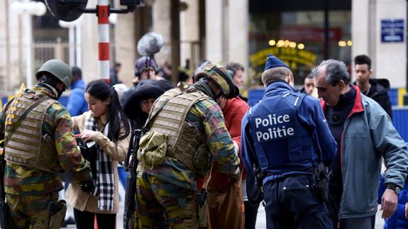 Policías y soldados llevan a cabo un registro en Bruselas.