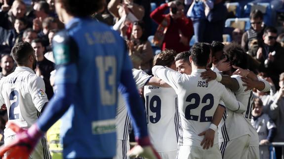 Los jugadores del Real Madrid celebran uno de los cinco goles. 