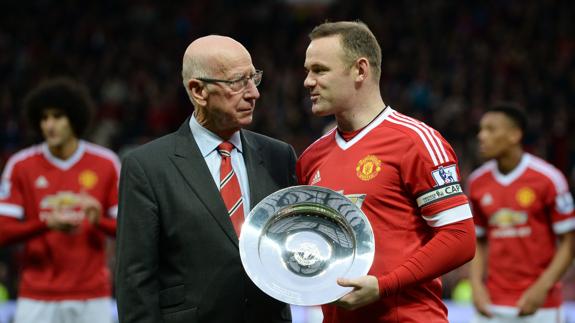 Sir Bobby Charlton, junto a Wayne Rooney, en una imagen de archivo. 