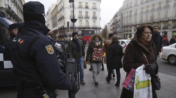 Agentes de Policía armados patrullan en la Puerta del Sol de Madrid.