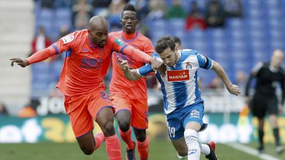 Piatti avanza ante la oposición de Foulquier. 