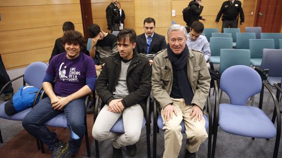 Jorge Verstrynge (d), junto a los otros dos acusados, Manuel P.P. (i) e Iván T.L. (c), en el Juzgado.