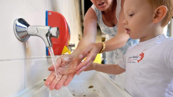 Lavar al niño las manos con agua y jabón con frecuencia es uno de los consejos de los expertos.