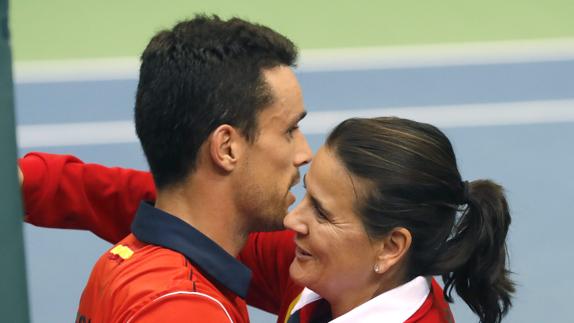 Roberto Bautista abraza a Conchita Martínez, capitana del equipo español.