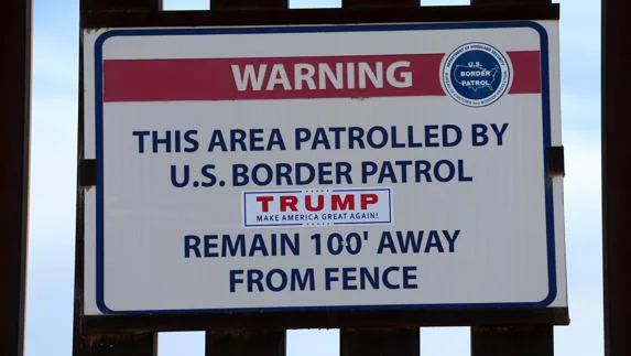 Cartel de advertencia en la frontera sur de Estados Unidos. 