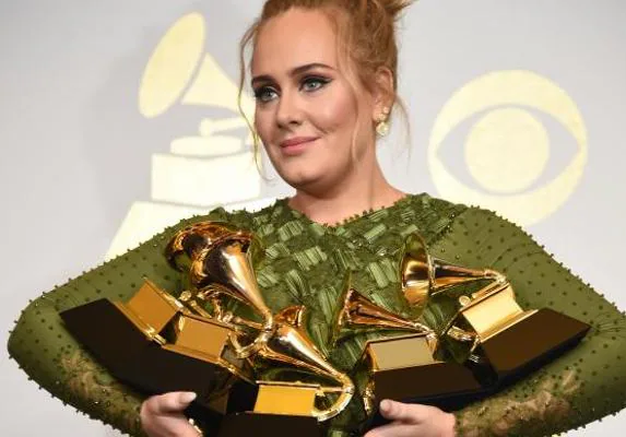 Adele, con sus cinco premios.