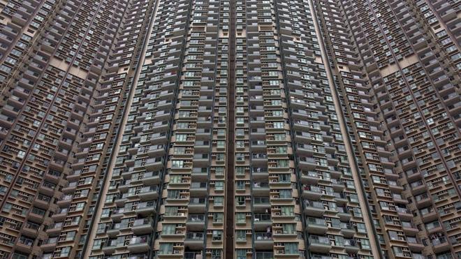 Vista de un enorme bloque de apartamentos en Hong Kong.