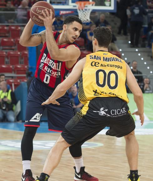 Shane Larkin, en una acción ante Rodrigo San Miguel. 