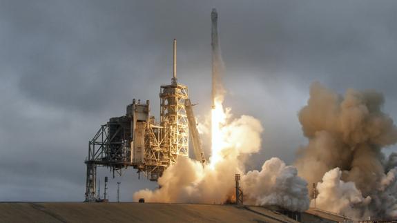 El Falcon 9, con la cápsula Dragon, despegando.