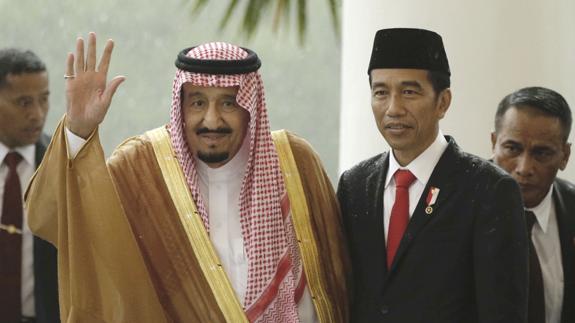 El rey Salman de Arabia Saudita se reúne con el presidente de Indonesia, Joko Widodo. 