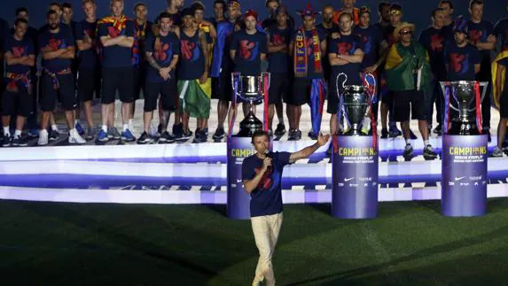 Luis Enrique, durante la celebración del triplete logrado en 2015. 