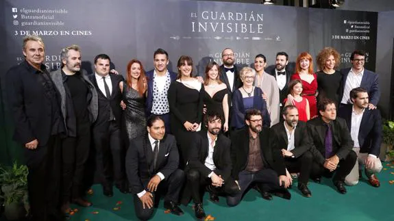 Miren Gaztañaga, de rojo, junto al equipo de 'El guardián invisible'.