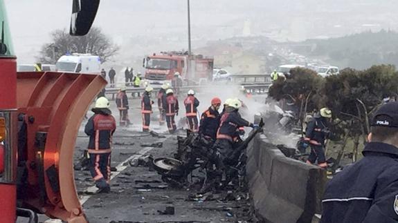Bomberos trabajan en el lugar del accidente en Estambul.