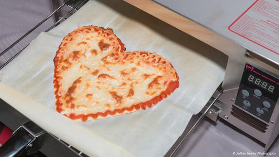 Pizza impresa con forma de corazón. 