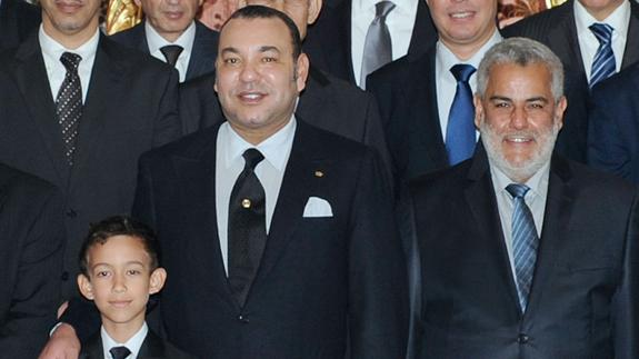 Mohamed VI (c), junto a su hijo y Abdelilah Benkirán.