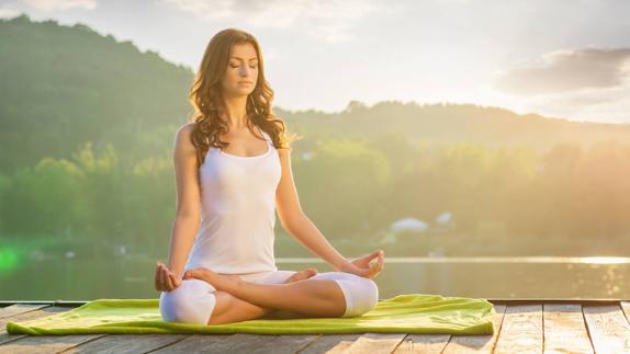 Media hora de sol por las mañanas, cuando menos calienta, puede ser suficiente para regular el déficit de esta vitamina. 