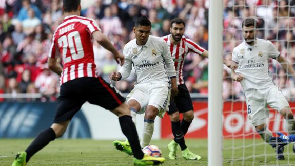 Casemiro marca el segundo gol del Real Madrid en San Mamés. 