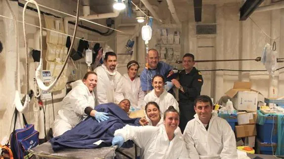 Nace un bebé a bordo de la fragata española que ha rescatado a 638 inmigrantes
