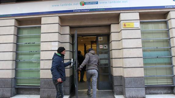 Dos personas entran en una oficina de Lanbide en Vitoria.