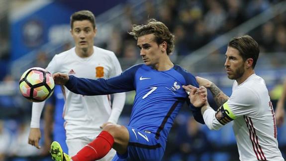Ramos agarra a Griezmann en una acción del amistoso Francia-España