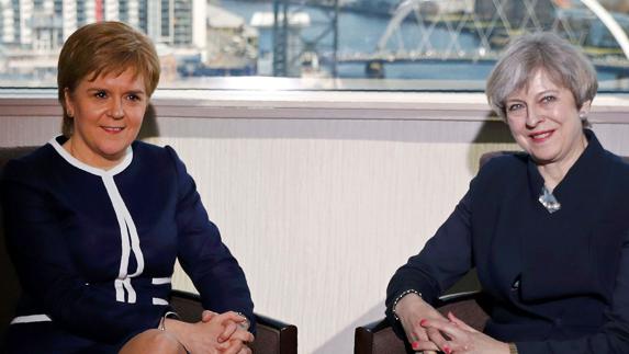 Theresa May y Nicola Sturgeon.