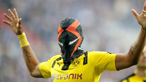 Aubameyang celebra el gol con la máscara. 