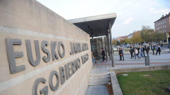 Funcionarios entran en la sede del Gobierno vasco en Lakua.