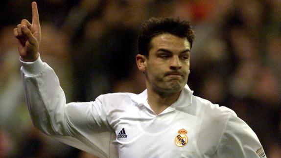 Morientes celebra un gol con el Real Madrid. 